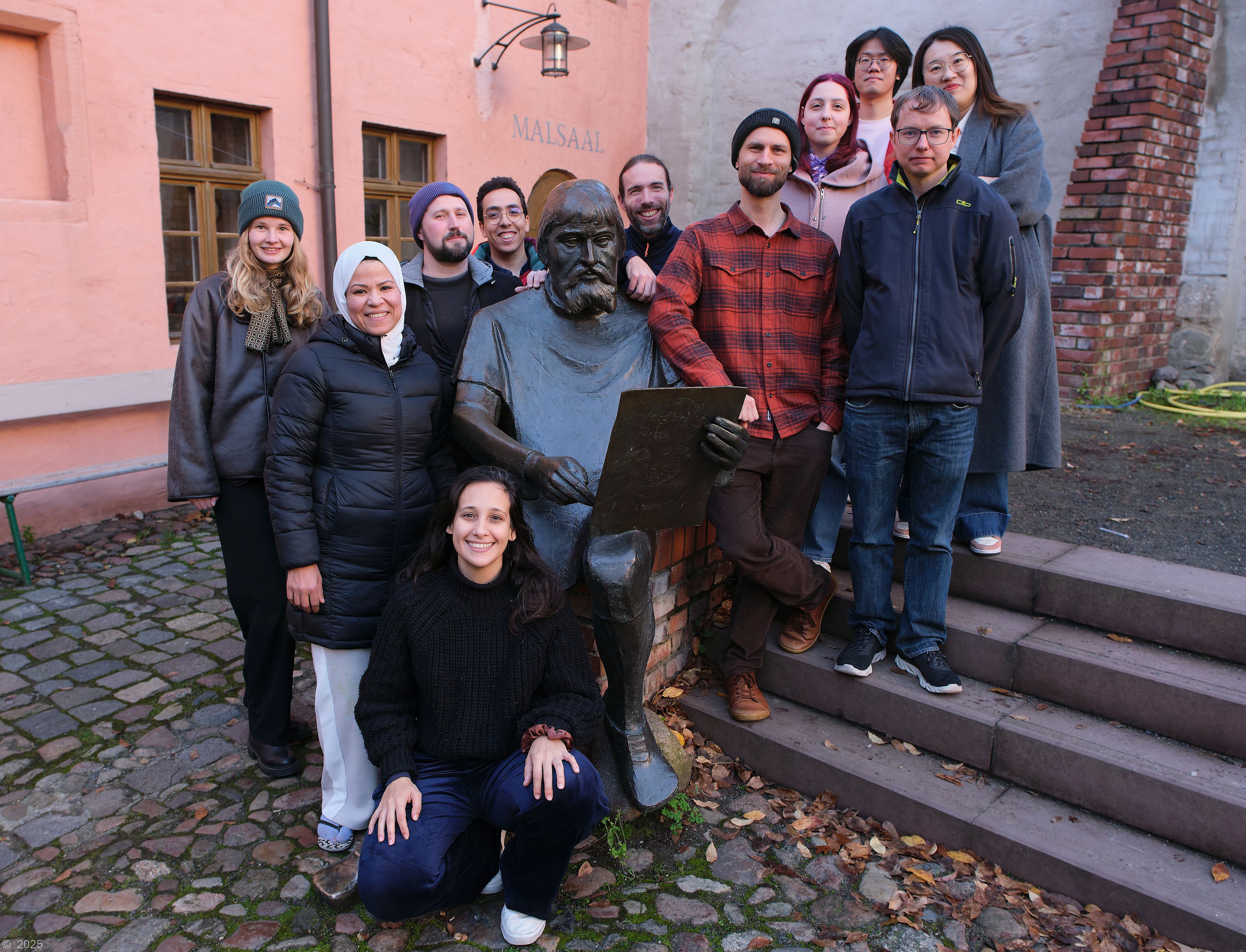 Die AG Biogeoomics w&auml;hred der Klausur im November 2025 (v.l.n.r.): Ina, Rania, Carsten, Rebecca, Michel, Lucas Cranach der &Auml;ltere, Oliver, Jan, Laura, Shuxian, Ren&eacute;, Wenrui.